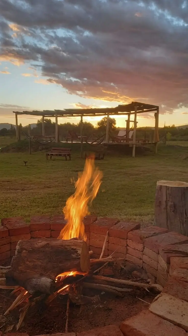 Fogón al atardecer bajo la pérgola