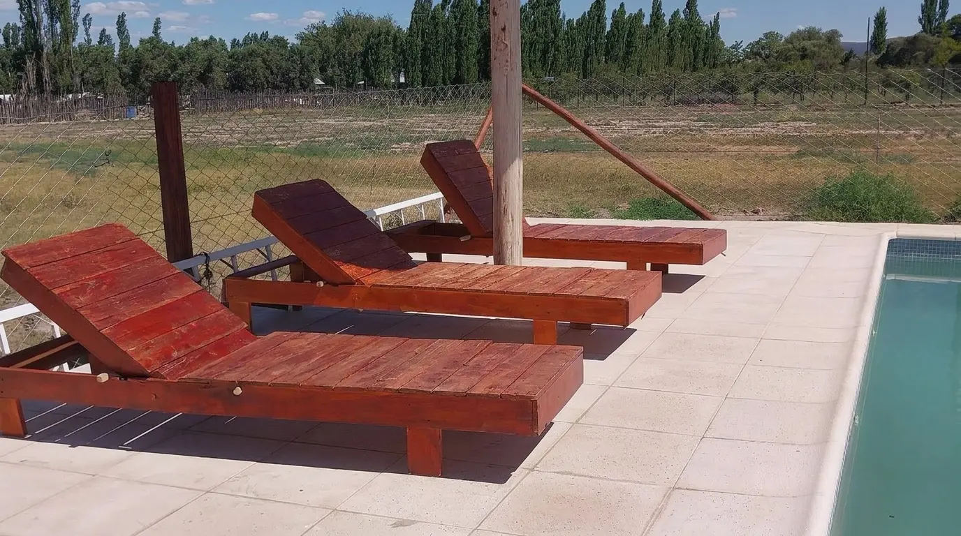 Solárium de la piscina con reposeras de madera