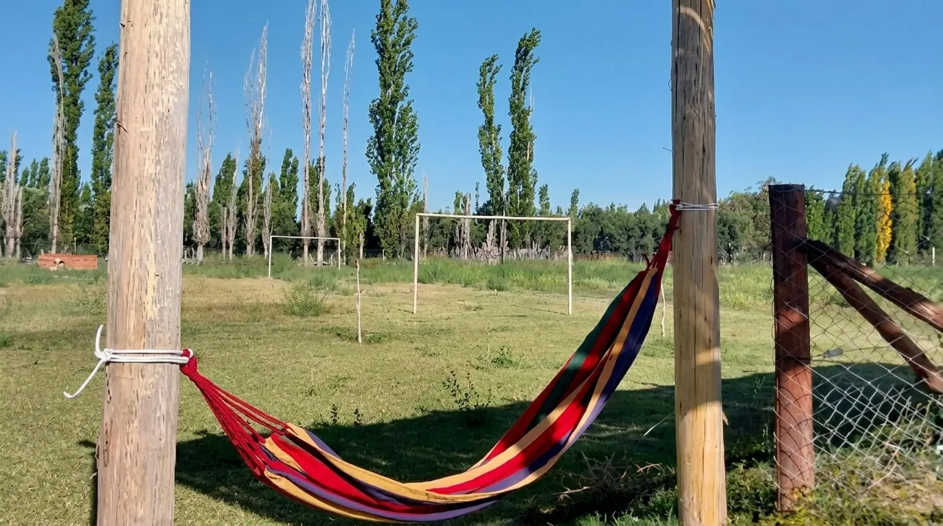 Descanso en hamaca paraguaya junto a la cancha
