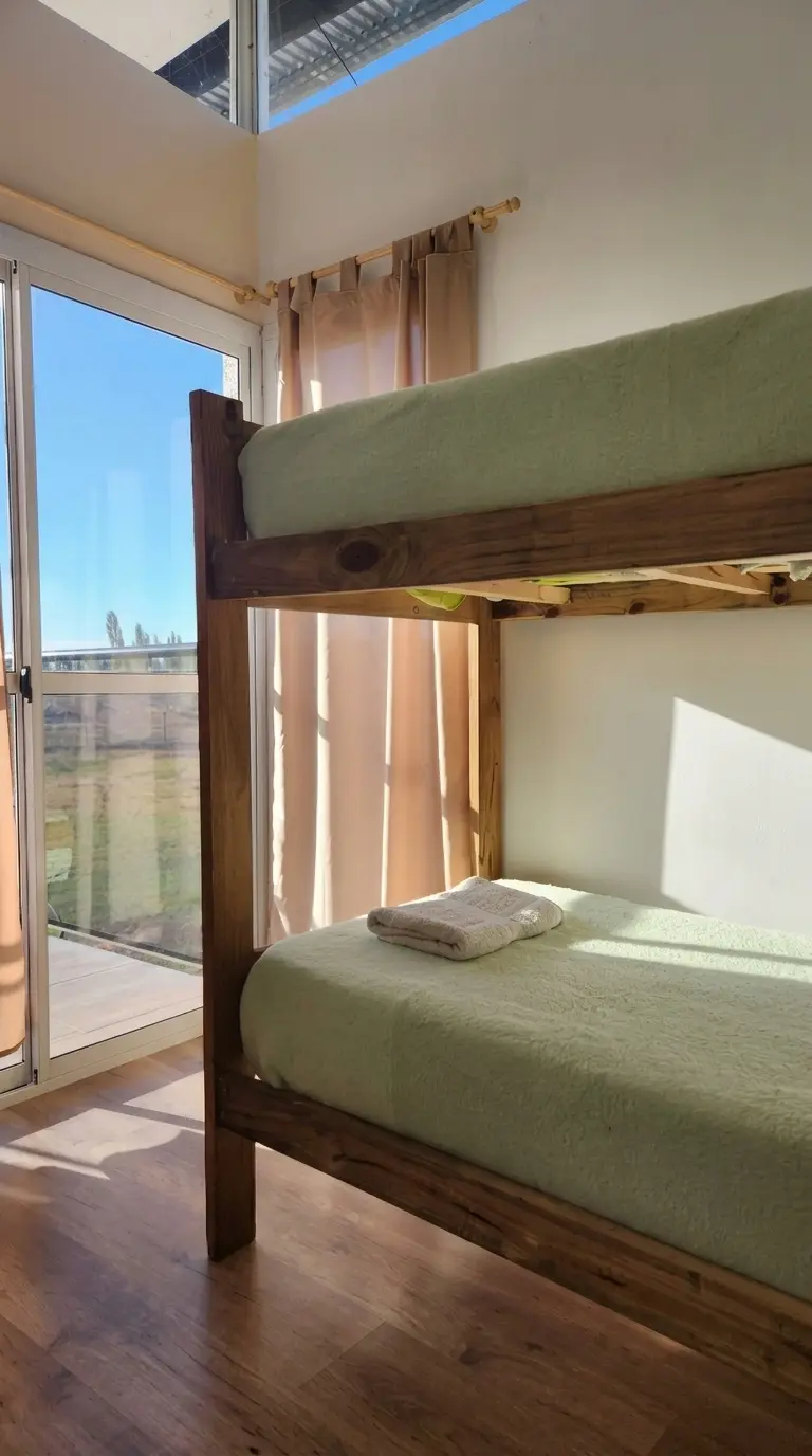 Dormitorio con cuchetas y vista al balcón