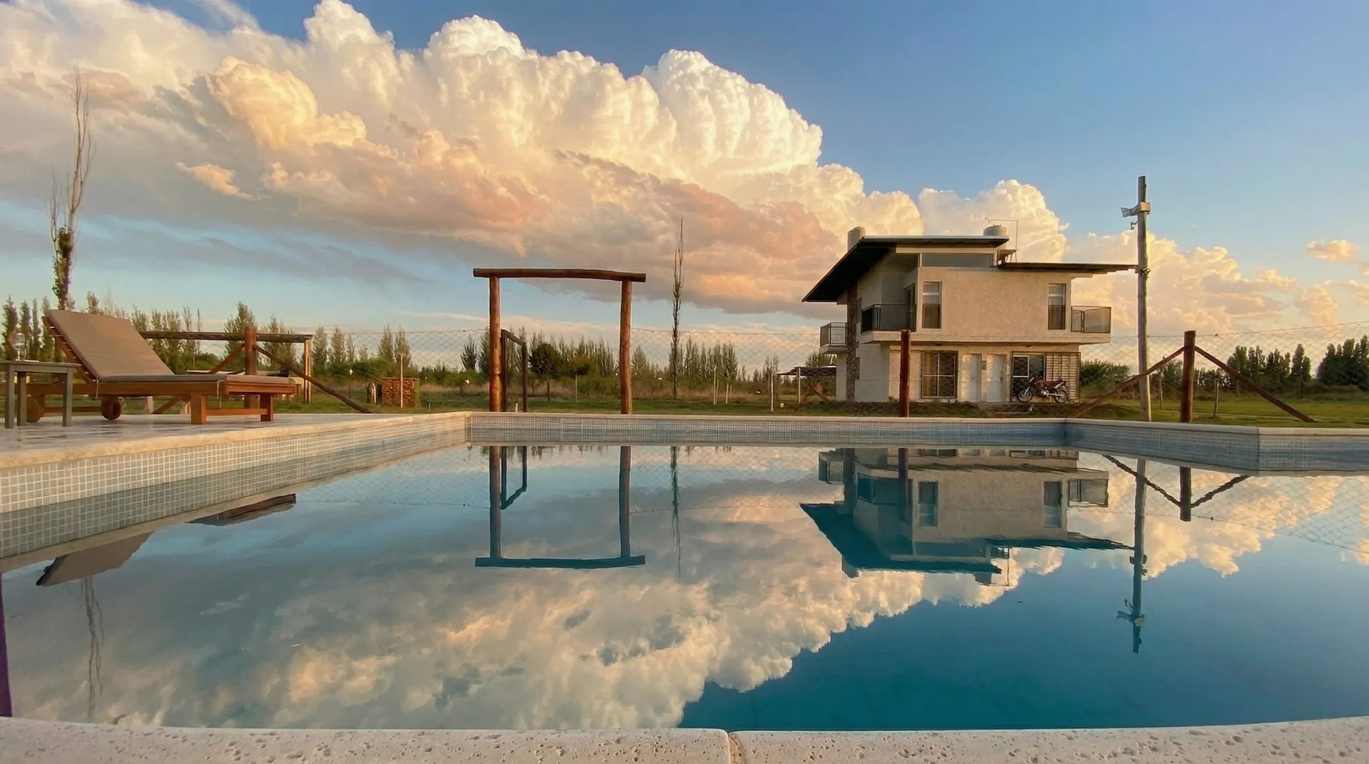 Foto hero — exterior del complejo / montañas