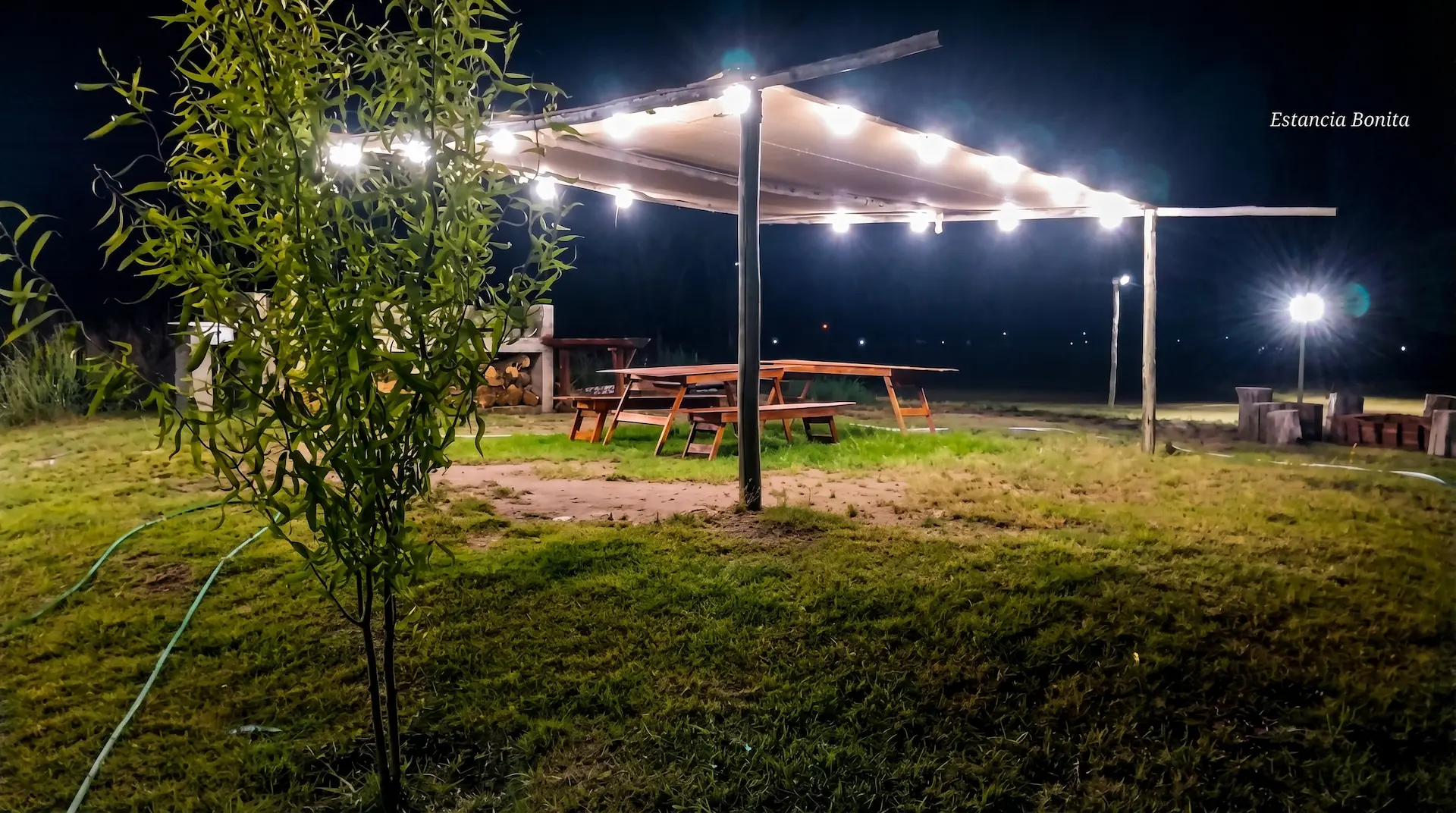 Cenas bajo las estrellas junto a la pérgola